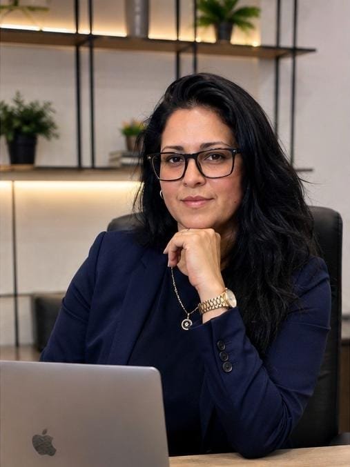 Retrato profissional de Daniela Markoff em ambiente de escritório